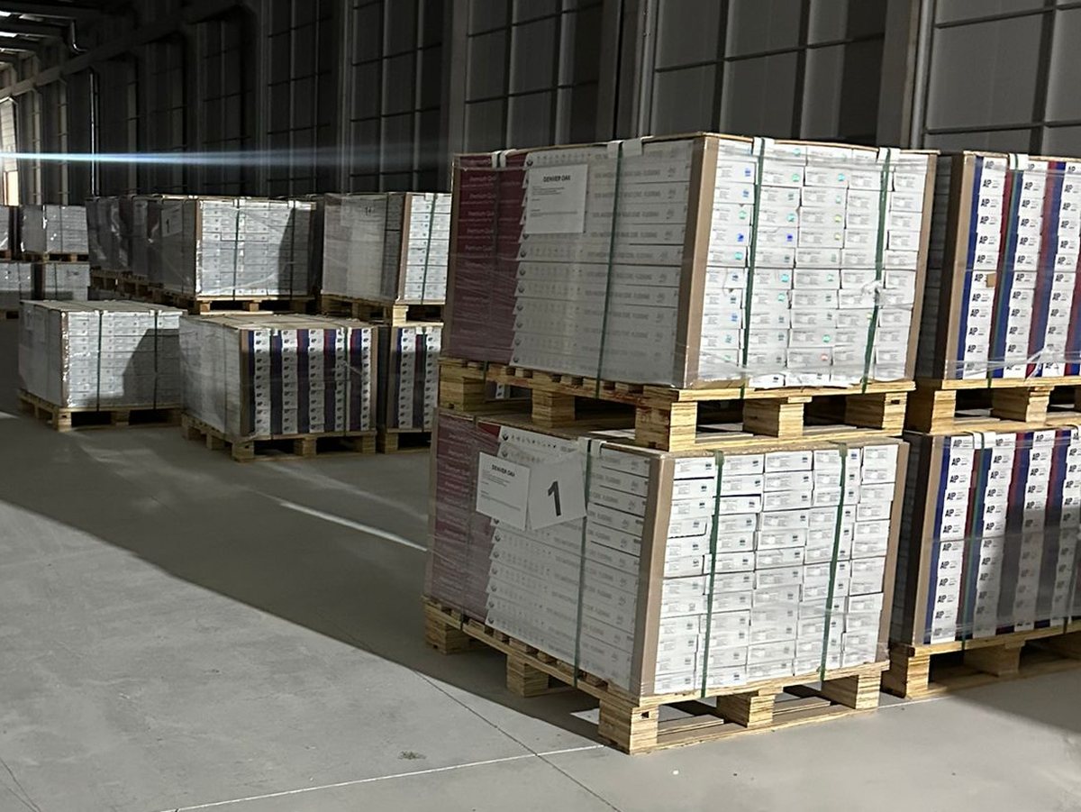 Alupedia flooring pallets packed and export-ready in the warehouse